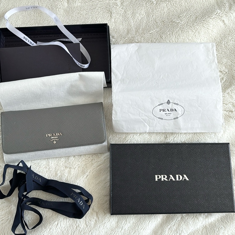 🩶100% Auth Prada Large Saffiano Leather Wallet